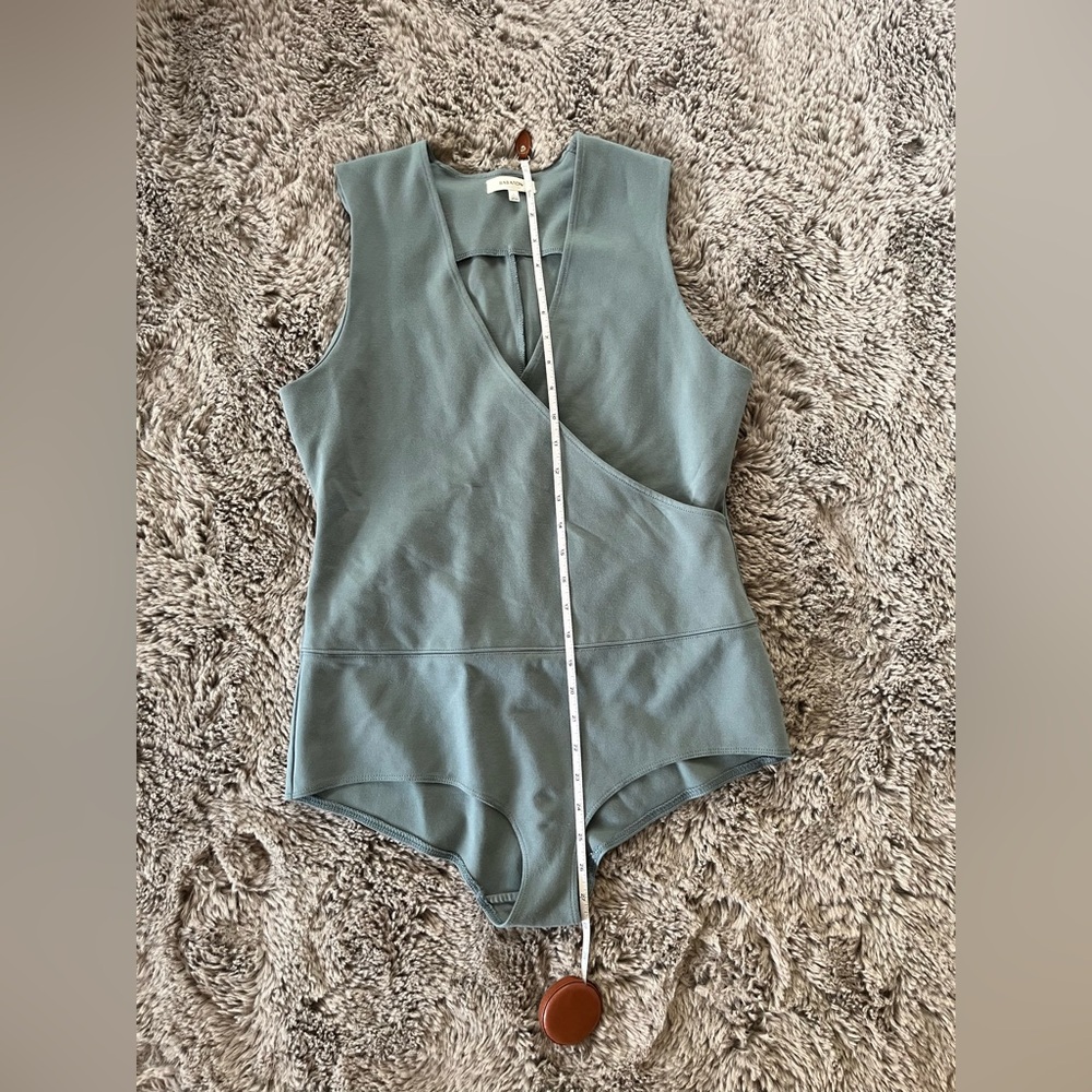 Aritzia Babaton Kiefer V-Neck Bodysuit in Gray/Green, sz L